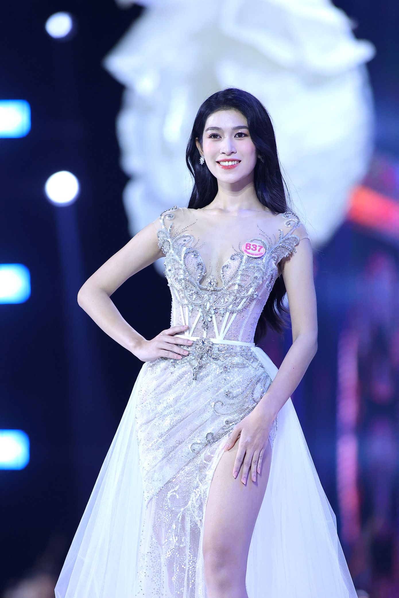 Ở phần thi dạ hội, cô gái Hà Nội chọn bộ váy tông màu bạc có kiểu dáng corset, xẻ tà, khoe chân thon. Phần tùng váy xuyên thấu giúp Thanh Thảo bay bổng hơn khi trình diễn trên sân khấu. Cô sải bước kiêu sa trên nền nhạc ca khúc Nữ hoàng với phần thể hiện của ca sĩ Bùi Lan Hương.