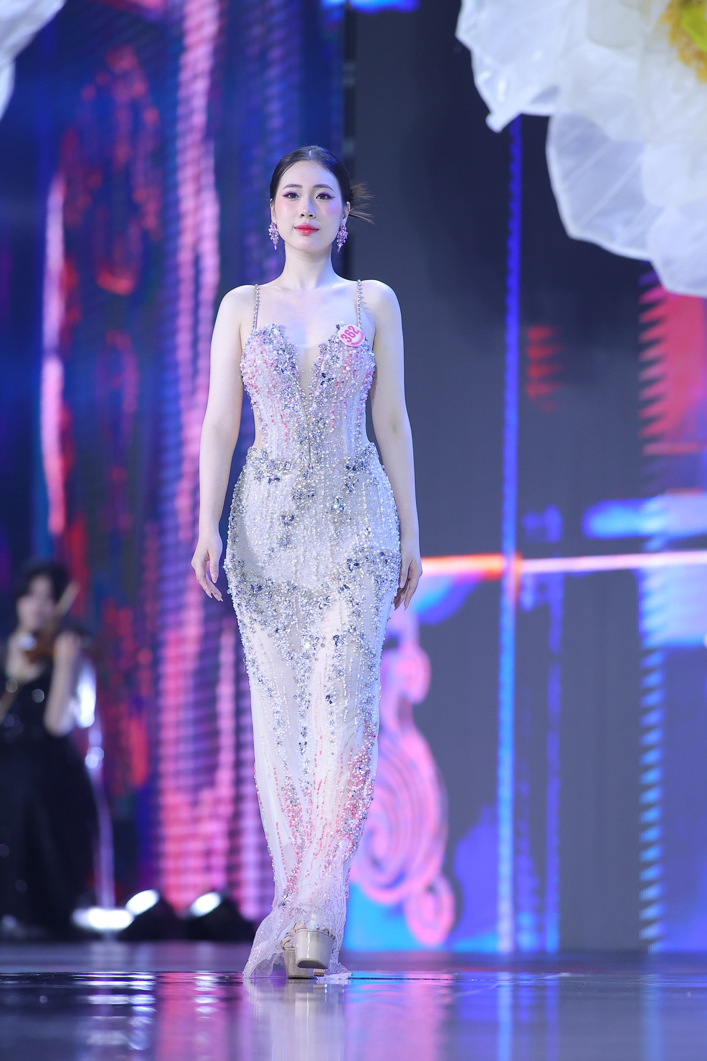 Phương Chi kể khi được MC xướng tên vào top 25, ban đầu cô chưa nhận ra là mình vì lúc đó ai cũng căng thẳng và tai cô bị ù do âm thanh trên sân khấu quá lớn. “Khi nhận ra đó là tên mình, tôi vỡ òa trong bất ngờ và hạnh phúc”, Phương Chi chia sẻ.