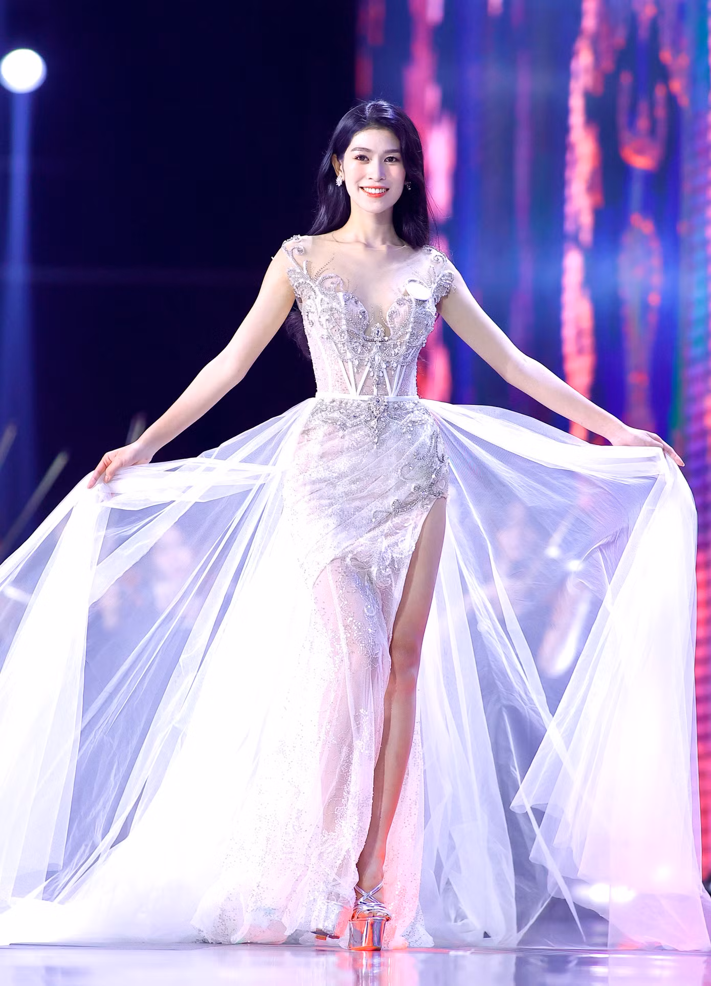 Ở phần thi dạ hội, cô gái Hà Nội chọn bộ váy tông màu bạc có kiểu dáng corset, xẻ tà, khoe chân thon. Phần tùng váy xuyên thấu giúp Thanh Thảo bay bổng hơn khi trình diễn trên sân khấu. Cô sải bước kiêu sa trên nền nhạc ca khúc Nữ hoàng với phần thể hiện của ca sĩ Bùi Lan Hương.