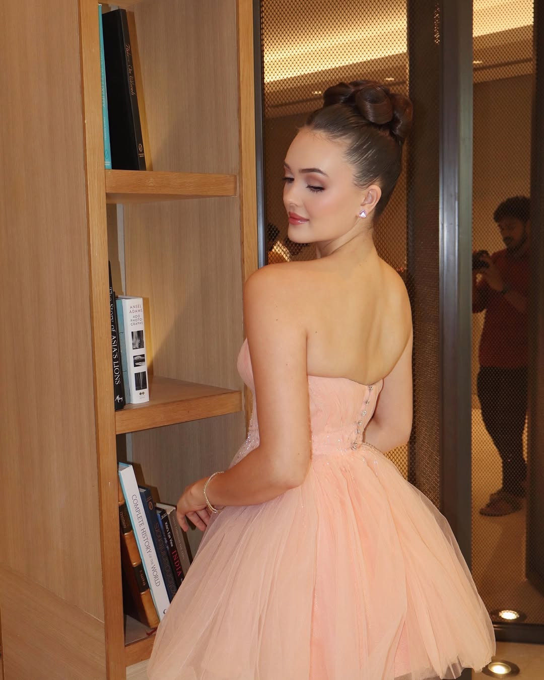 Zoalize Jansen Van Rensburg luôn xuất hiện cầu kỳ, chỉn chu. Cô được đánh giá là một trong những thí sinh mặc đẹp nhất cuộc thi năm nay.