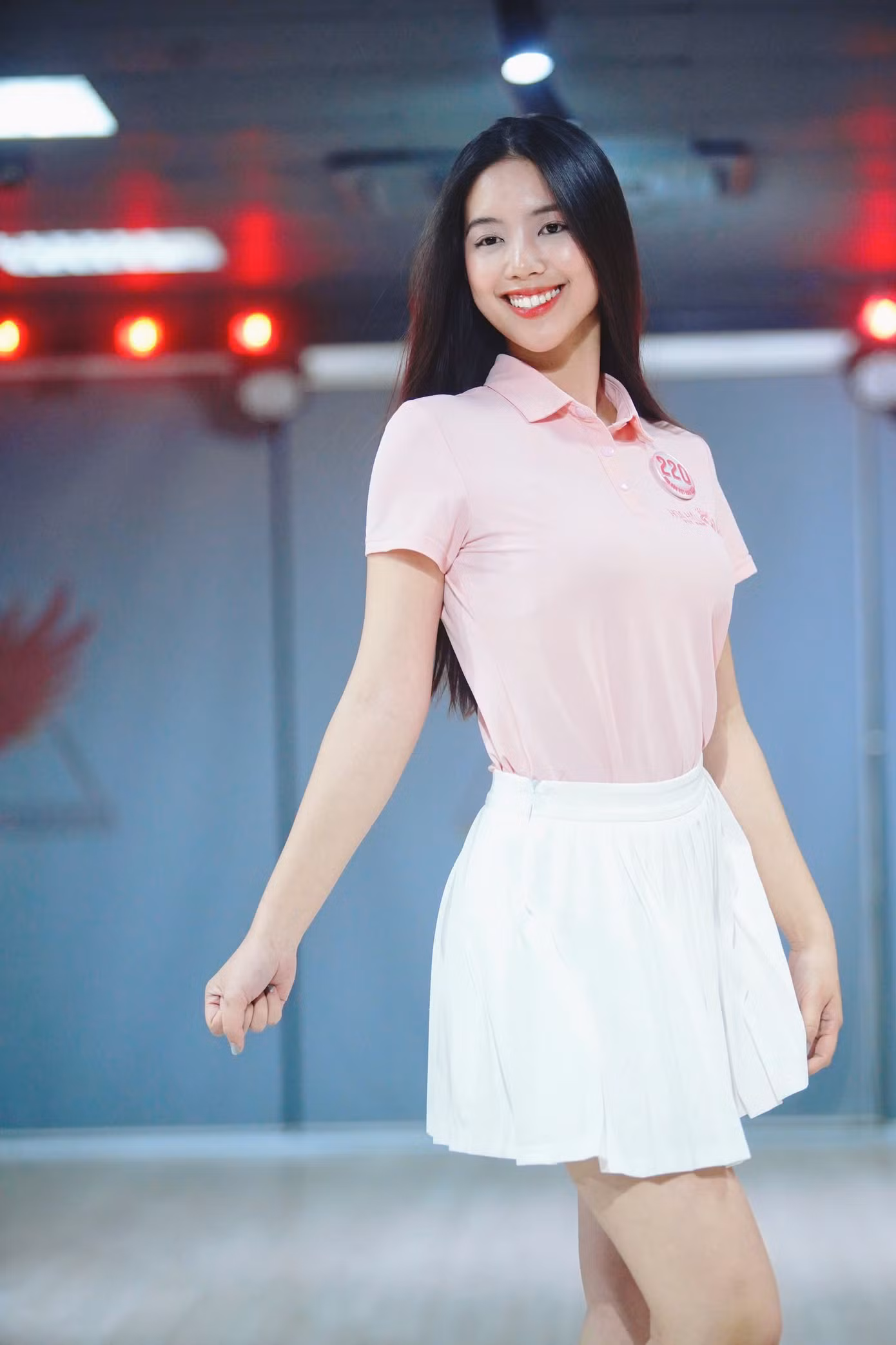 Vốn có năng khiếu piano, khả năng cảm nhạc tốt nên Châu Anh tự tin thể hiện bản thân ở cuộc thi Hoa hậu Việt Nam 2024. Dù chưa từng trình diễn trên sàn catwalk và là lần đầu thi sắc đẹp, Châu Anh vẫn có phong thái cuốn hút, rạng rỡ trên sân khấu.