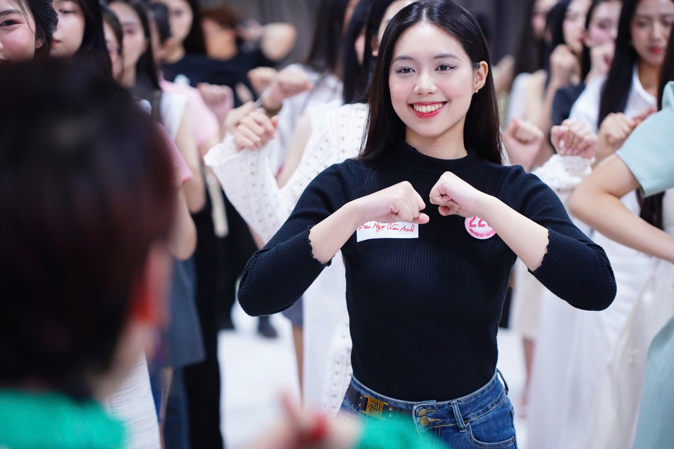 Châu Anh tự tin trong những buổi luyện tập catwalk, vũ đạo. Nhờ khả năng cảm nhạc tốt, cô thuộc bài nhanh và giữ được thần thái rạng rỡ khi trình diễn. &quot;Tôi muốn truyền tải những giá trị sâu sắc của người phụ nữ, là người luôn giữ gìn bản sắc văn hóa dân tộc, nhưng cũng mở rộng tầm nhìn, chủ động vươn ra thế giới&quot;, cô nói.