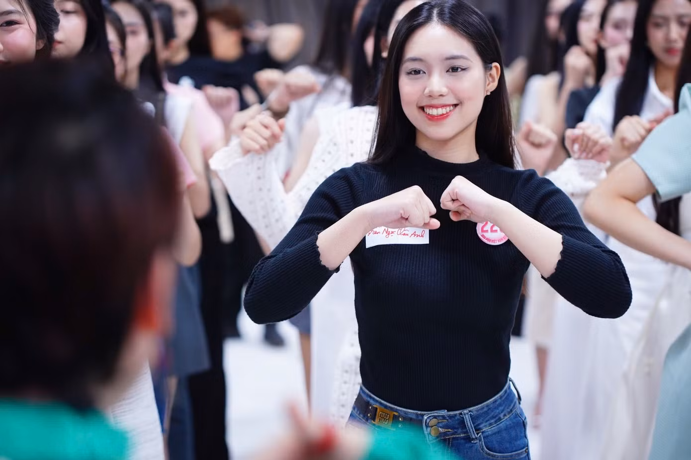 Châu Anh tự tin trong những buổi luyện tập catwalk, vũ đạo. Nhờ khả năng cảm nhạc tốt, cô thuộc bài nhanh và giữ được thần thái rạng rỡ khi trình diễn. "Tôi muốn truyền tải những giá trị sâu sắc của người phụ nữ, là người luôn giữ gìn bản sắc văn hóa dân tộc, nhưng cũng mở rộng tầm nhìn, chủ động vươn ra thế giới", cô nói.