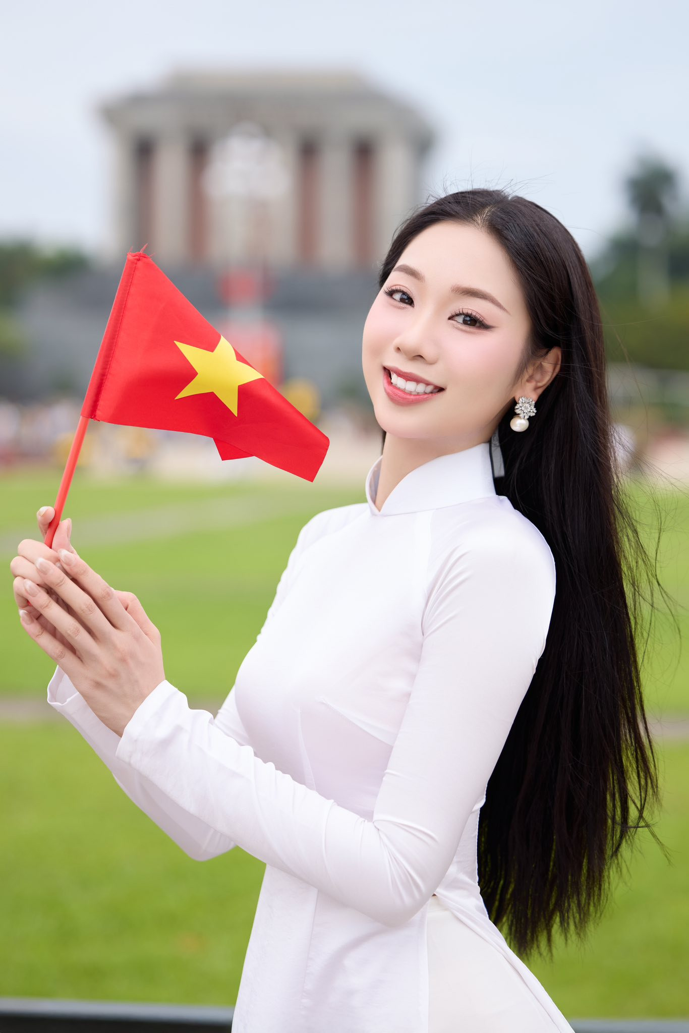 Người đẹp cho rằng người trẻ cần trang bị tri thức vững vàng, bản lĩnh kiên cường và trái tim nhiệt huyết.