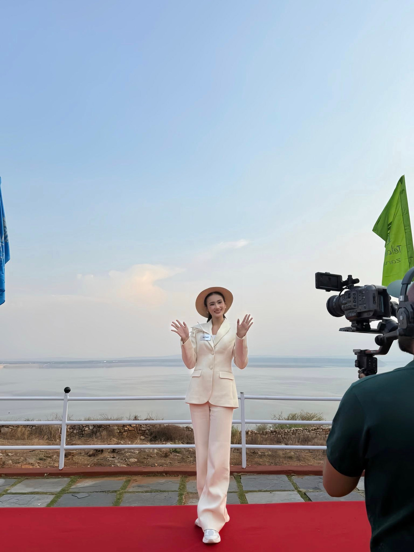 Ý Nhi nhập cuộc Hoa hậu Thế giới 2025 tại Ấn Độ từ ngày 7/5. Cô cùng hơn 100 thí sinh tham dự buổi lễ khai mạc hôm 10/5, sau đó tham dự phần thi tài năng và các hoạt động bên lề. Tại mỗi sự kiện, đại diện Việt Nam chuẩn bị trang phục, trang điểm kỹ càng.