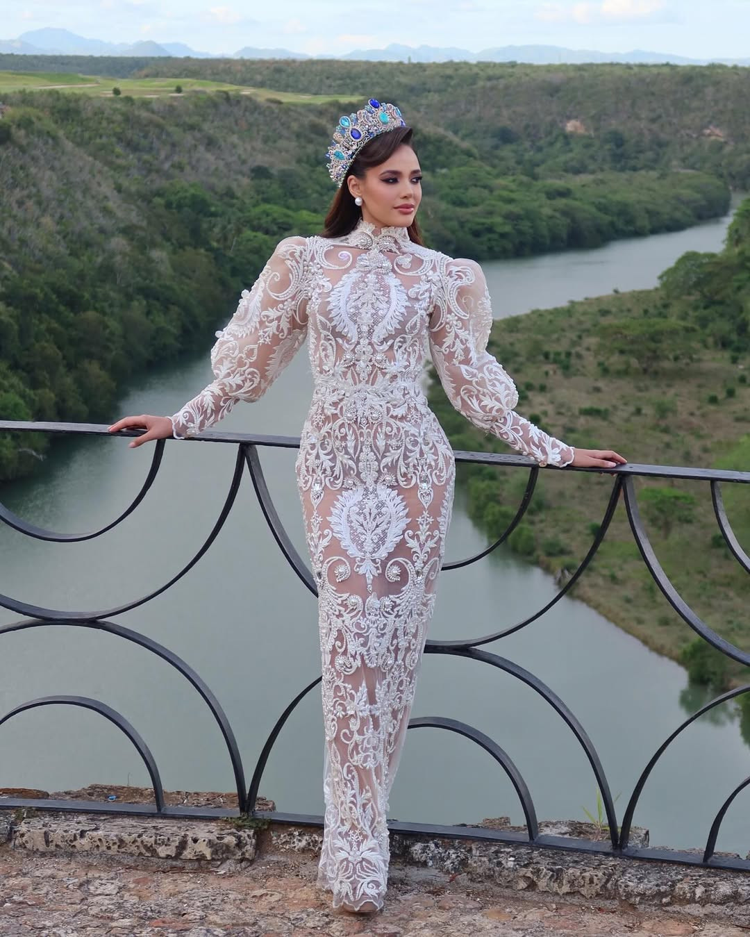 Mayra Alejandra Delgado Báez sinh năm 2001 tại Santo Domingo, Cộng hòa Dominica, là người mẫu, doanh nhân và nhà hoạt động xã hội. Ở tuổi 23, cô đăng quang danh hiệu Hoa hậu Thế giới Dominicana 2024 và giành quyền tham dự Miss World lần thứ 72.