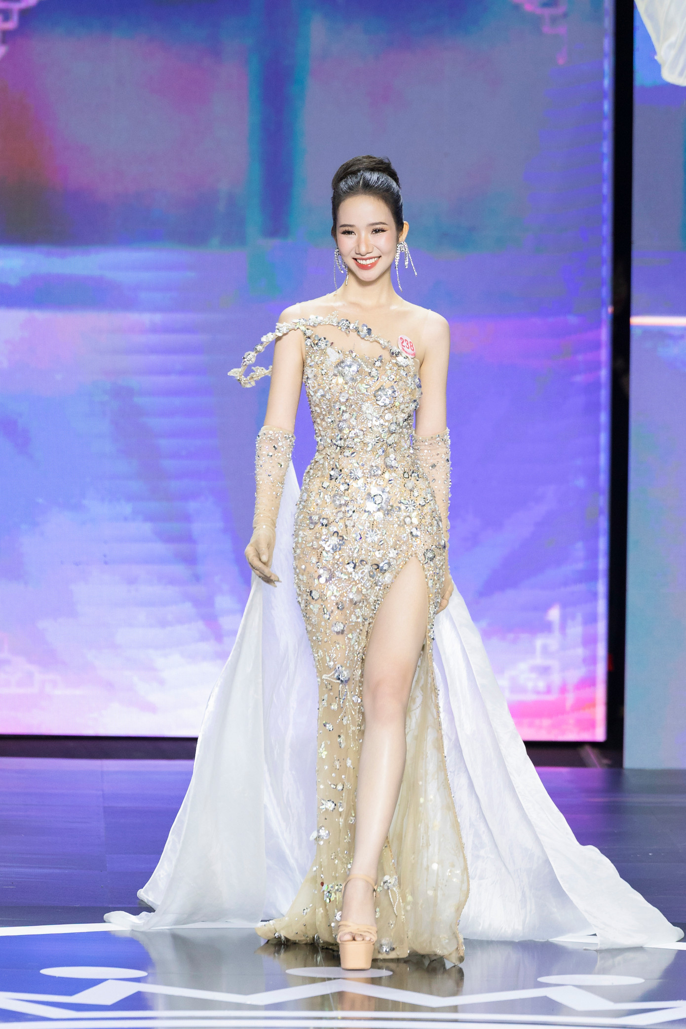 &quot;Được đại diện cho chính quê hương mình, vùng đất mộng mơ, cổ kính và đầy bản sắc là điều khiến tôi tự hào. Tôi cũng ý thức trọng trách lớn lao đó là trở thành cầu nối để lan tỏa vẻ đẹp dịu dàng, sâu lắng và đầy bản lĩnh của người con gái xứ Huế đến với bạn bè cả nước&quot;, Phương Nhi bày tỏ.