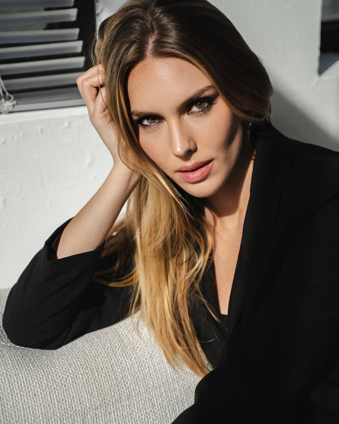 Trước khi bước chân vào làng sắc đẹp, cô tốt nghiệp ngành điều dưỡng năm 2021 và làm việc tại khoa thần kinh của Bệnh viện Saint Vincent-de-Paul ở Lille.