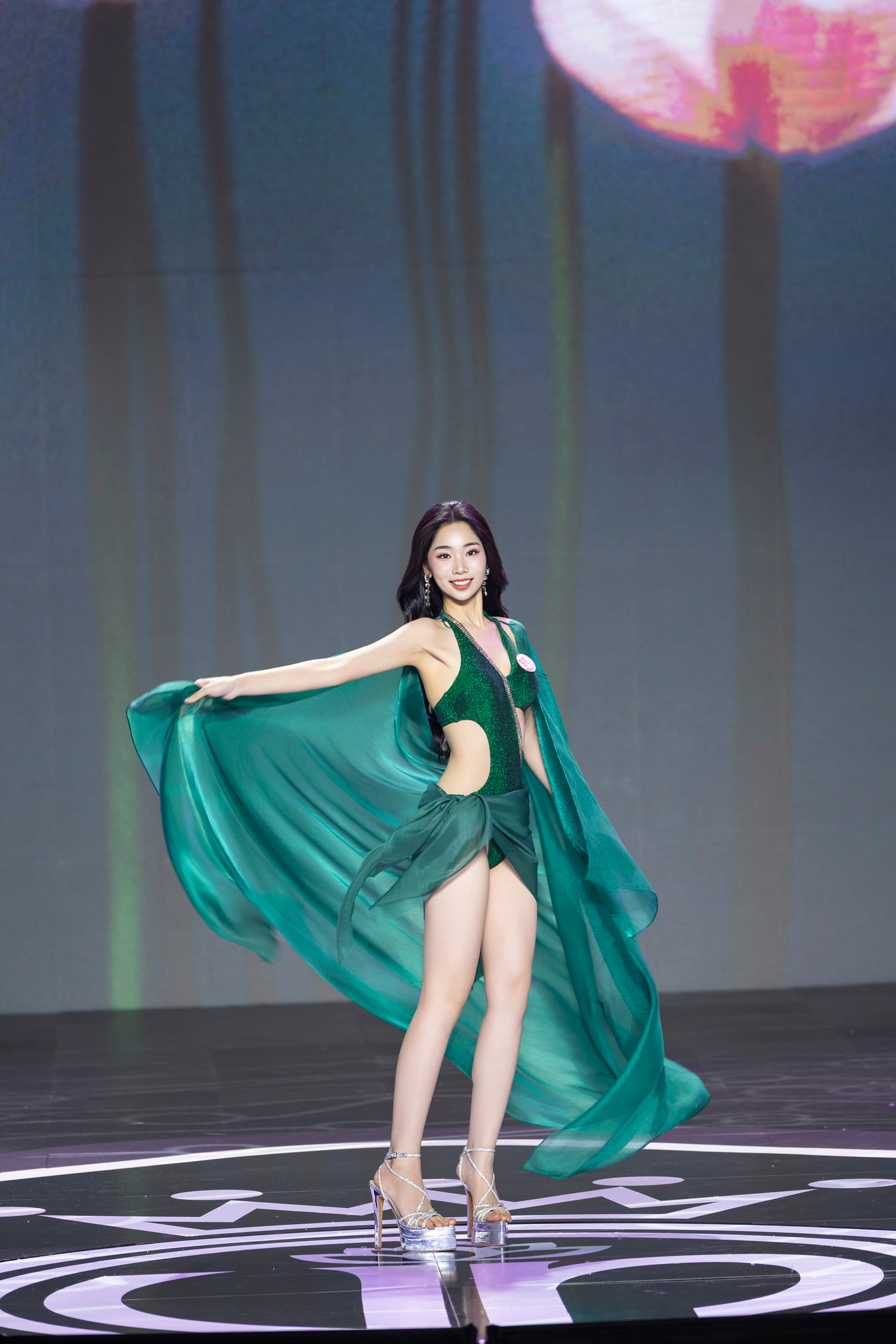 Nhờ năng nổ tham gia nhiều hoạt động ngoại khóa và các cuộc thi nhan sắc, Thùy Dương có phong thái tự tin, chuyên nghiệp khi trình diễn trên sân khấu.