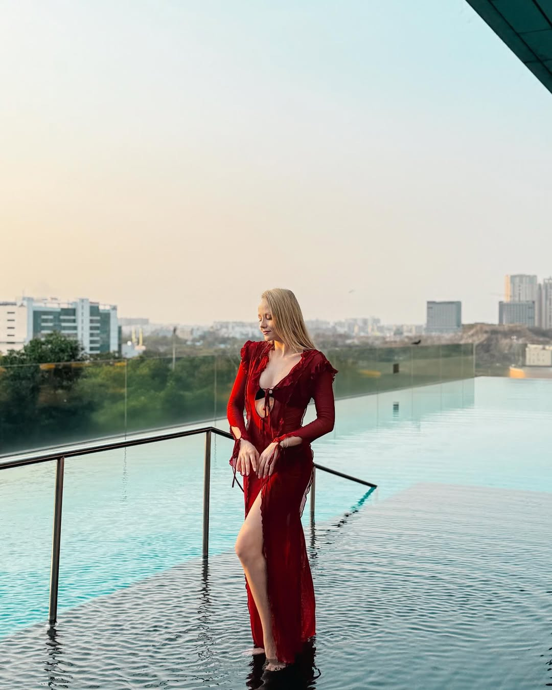 Eliise Randmaa có khả năng giao tiếp tốt, nói được tiếng Anh và Nga.