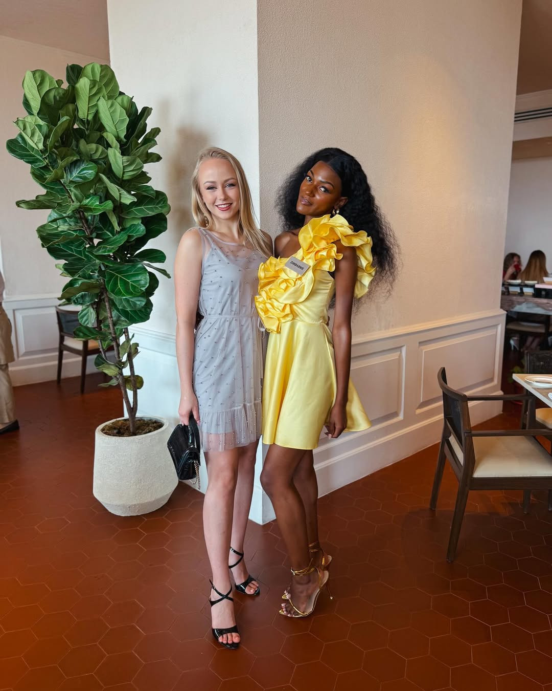 Người đẹp Estonia hòa đồng cùng các thí sinh trong quá trình tham gia cuộc thi. Cô được nhận xét ăn mặc giản dị.