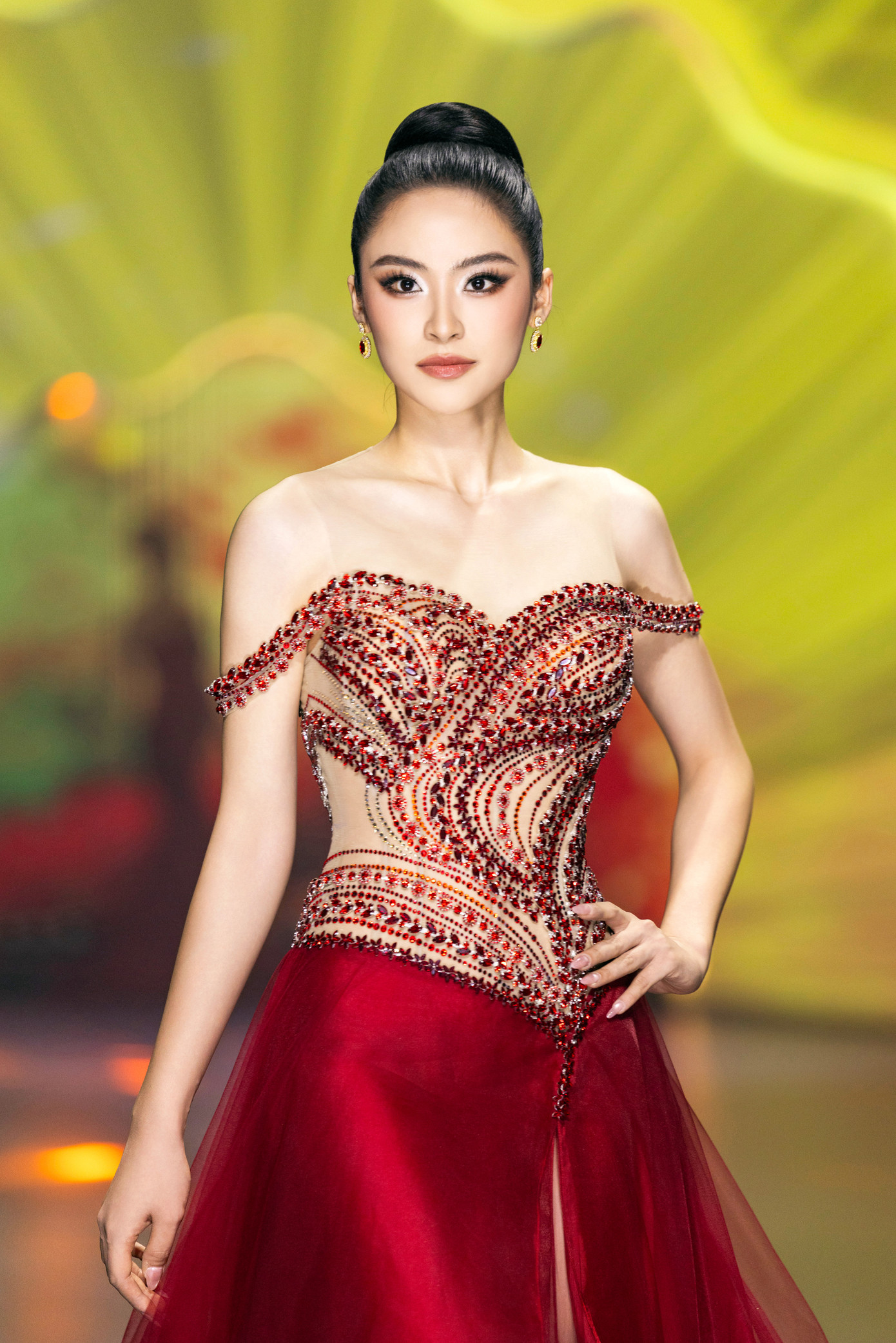 Thí sinh Nguyễn Thị Vân Nhi gây ấn tượng với vẻ đẹp sắc sảo, cuốn hút trong bộ váy dạ hội màu đỏ, đính kết cầu kỳ. Thiết kế cúp ngực giúp cô gái đến từ Hải Phòng khoe vai thon.