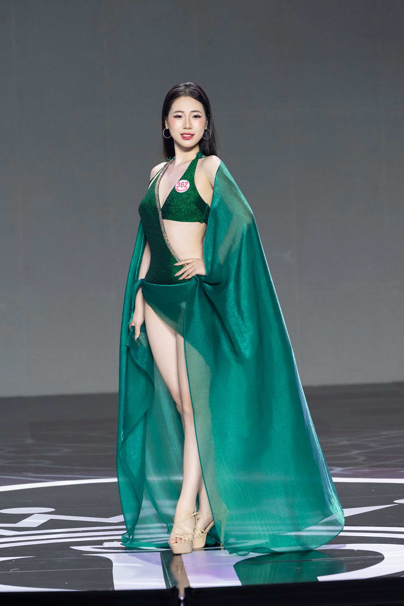 Tại Hoa hậu Việt Nam 2024, Phương Chi được làm quen với việc đi giày cao gót, biểu diễn trên sân khấu. Qua các lớp học trau dồi kỹ năng cùng các chuyên gia, cô gái Hà Nội tự tin thể hiện bản thân qua từng vòng thi.