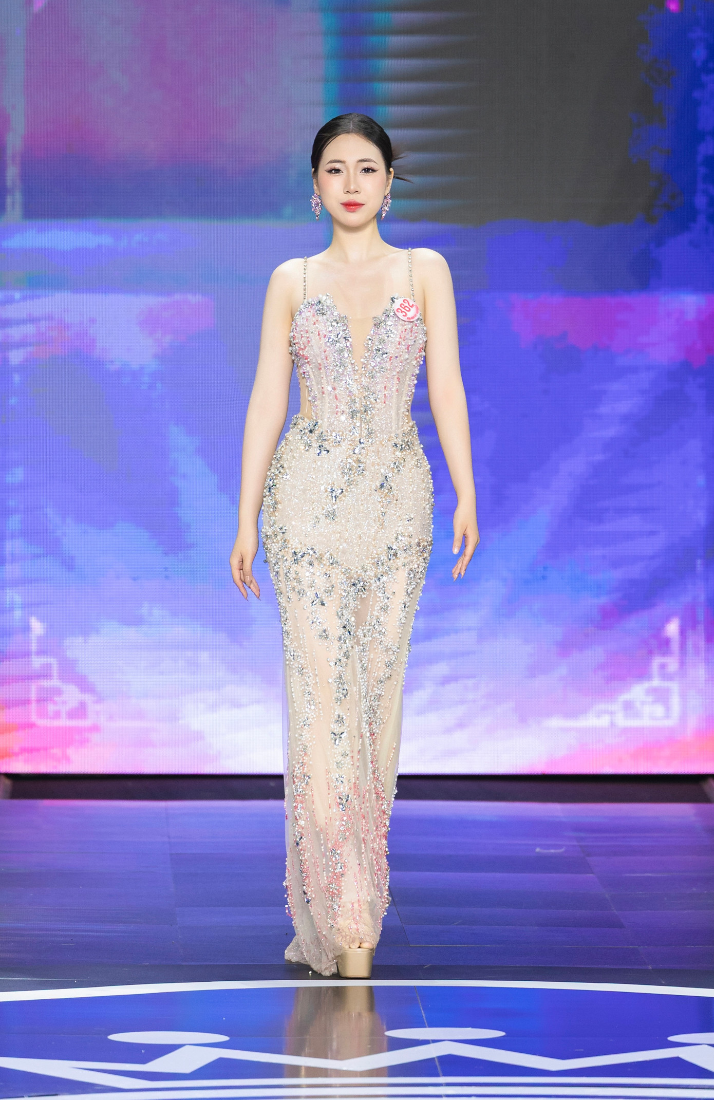 Thí sinh Nguyễn Phương Chi, SBD 362, sinh năm 2005, đến từ Thủ đô Hà Nội. Cô cao 1,69 m, nặng 53 kg, số đo ba vòng 81-62-93 cm. Cô tham gia Hoa hậu Việt Nam 2024 vì muốn cho bản thân cơ hội bước ra khỏi vòng an toàn. Phương Chi có IELTS 7.0, đang là sinh viên Đại học Thương mại. Cô có tài lẻ đàn, hát.