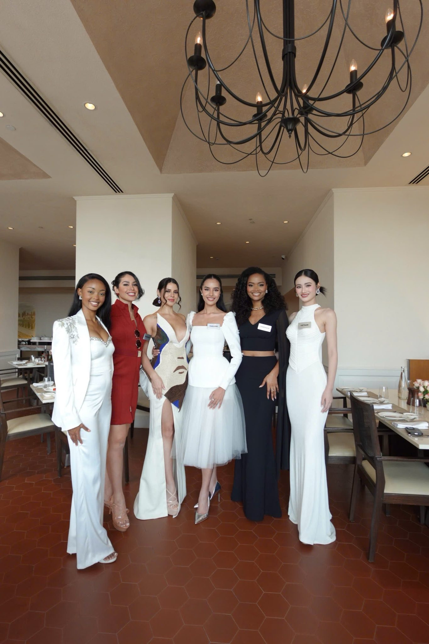 Người đẹp ưa chuộng các thiết kế có tông màu đơn sắc, nhã nhặn khi tham gia cuộc thi. Các thiết kế kiểu cổ yếm, trễ vai được Ý Nhi tận dụng triệt để để khoe vóc dáng thanh mảnh. Khi đọ sắc với các thí sinh, đại diện Việt Nam được nhận xét nổi bật.