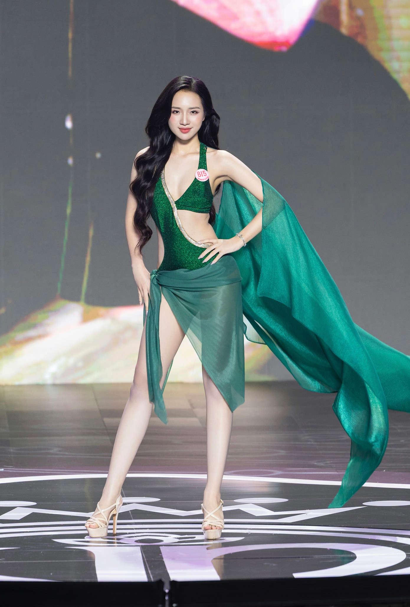 Thí sinh Hà Thị Giang Thanh, SBD 615, sinh năm 2002, đến từ Quảng Ninh. Cô cao 1,74 m, nặng 57 kg, số đo ba vòng 80-62-93 cm. Giang Thanh là người mẫu tự do, tốt nghiệp Đại học Văn hóa Hà Nội. Cô mong muốn trau dồi bản thân để hướng tới nghề nghiệp là thuyết minh viên. Giang Thanh từng tham dự Hoa khôi Sinh viên Việt Nam của Trung ương Hội liên hiệp Thanh niên Việt Nam và lọt vào top 5.