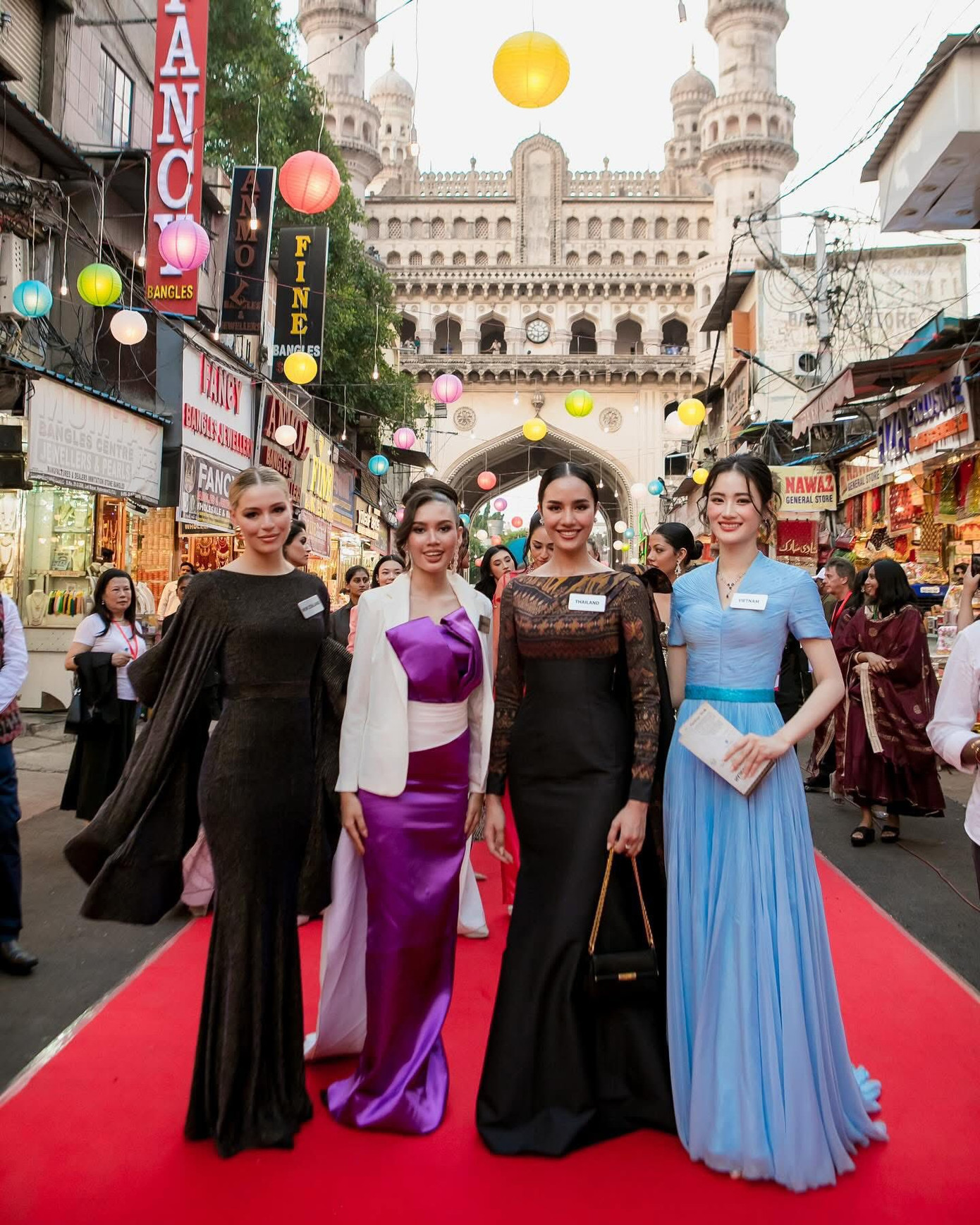 Ý Nhi chọn bộ váy tông màu xanh kín đáo khi cùng các thí sinh đi dạo trên đường phố Telangana, Ấn Độ. Cô cũng có dịp chụp ảnh cùng bà Julia Morley - Chủ tịch Hoa hậu Thế giới.