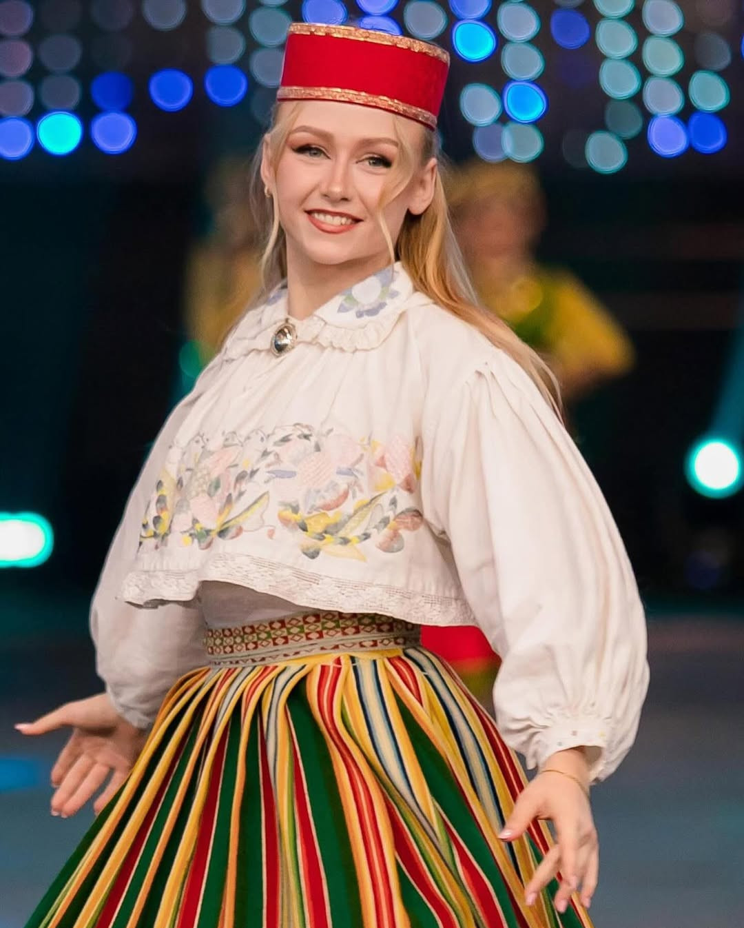 Eliise Randmaa biểu diễn điệu múa truyền thống của quê hương mình trong lễ khai mạc Hoa hậu Thế giới 2025 hôm 10/5 ở Ấn Độ.