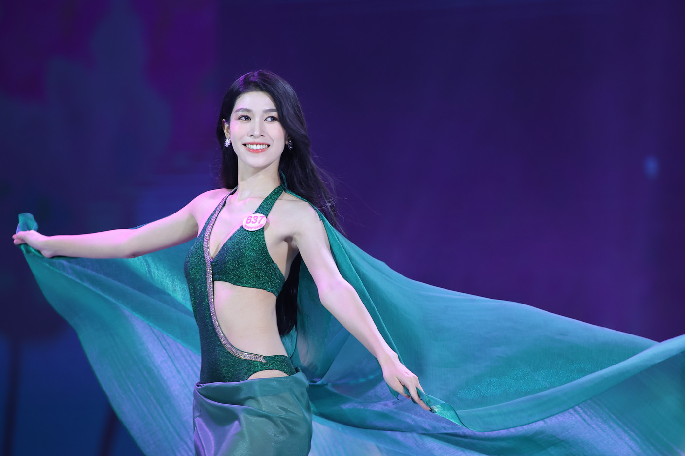 Sau phần áo dài, Thanh Thảo cùng các thí sinh bước vào phần trình diễn bikini trên nền nhạc sôi động. Với kỹ năng trình diễn chuyên nghiệp, Thanh Thảo đứng ở vị trí trung tâm khi đồng diễn. Cô sải bước tự tin trong phần thi bikini. Thanh Thảo cao 1,71 m, nặng 48 kg, số đo ba vòng 75-59-90 cm. Sau phần thi bikini, Thanh Thảo được xướng tên vào top 32, tiếp tục bước vào phần thi dạ hội.