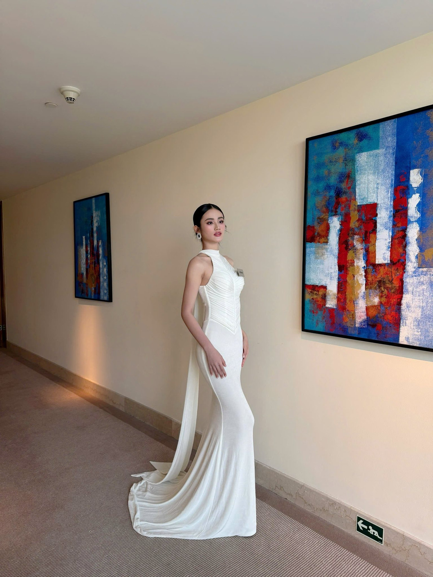 Trước đó, Ý Nhi mang theo hơn 160 kg hành lý, bao gồm 30 bộ trang phục đến từ các nhà thiết kế. Tất cả đều được cô cùng ê-kíp lựa chọn và chuẩn bị kỹ lưỡng nhằm đảm bảo Ý Nhi xuất hiện phù hợp với các hoạt động xuyên suốt cuộc thi.