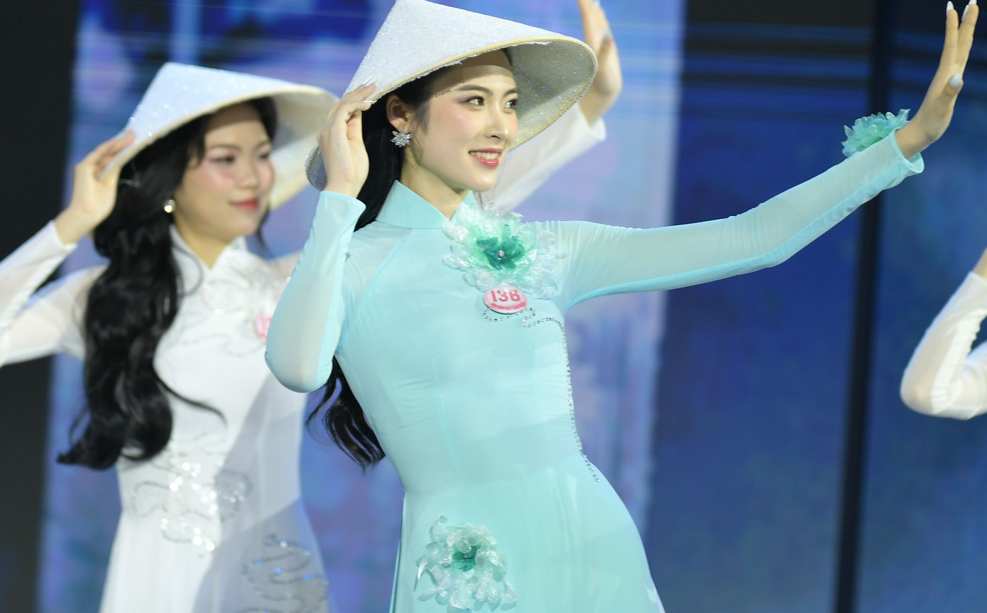 Thí sinh Nguyễn Thị Vân Nhi, SBD 136, sinh năm 2005, đến từ Hải Phòng. Vân Nhi cao 1,74 m, nặng 56 kg, số đo ba vòng 80-62-95 cm. Vân Nhi đang là sinh viên Đại học Phenikaa. Tại đêm chung khảo Hoa hậu Việt Nam 2024, Vân Nhi diện áo dài xanh, đội nón lá khi tham gia màn đồng diễn mở màn chương trình.