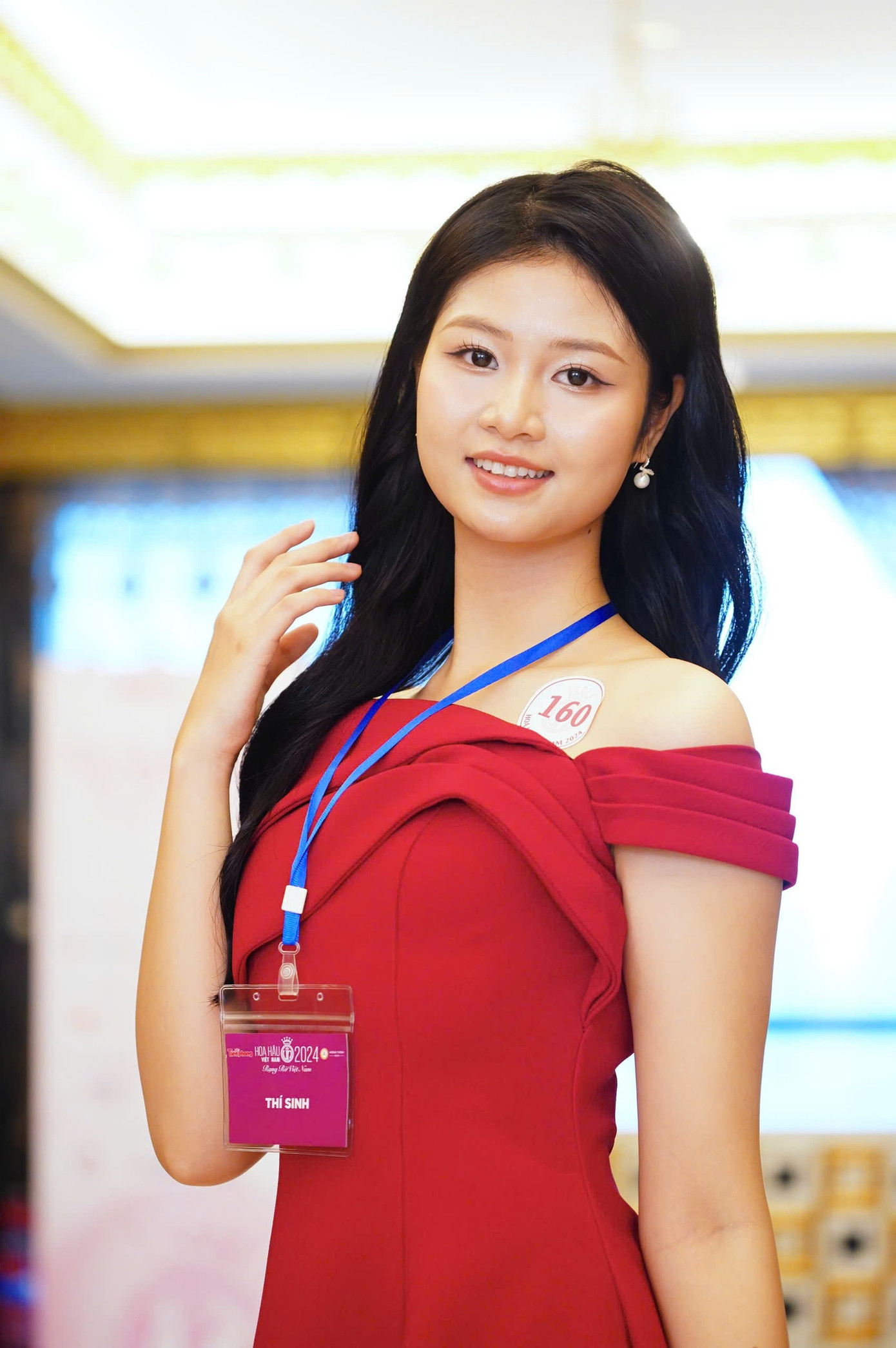 Thí sinh Hồ Ngọc Phương Linh, SBD 870, sinh năm 2004, đến từ Hà Tĩnh. Phương Linh là sinh viên Trường Quản trị và Kinh doanh, Đại học Quốc gia Hà Nội. Hoa hậu Việt Nam là cuộc thi nhan sắc đầu tiên Phương Linh tham dự. Trong ngày sơ khảo, cô không tránh khỏi cảm giác hồi hộp, lo lắng khi gặp gỡ hàng trăm thí sinh đến ứng tuyển.