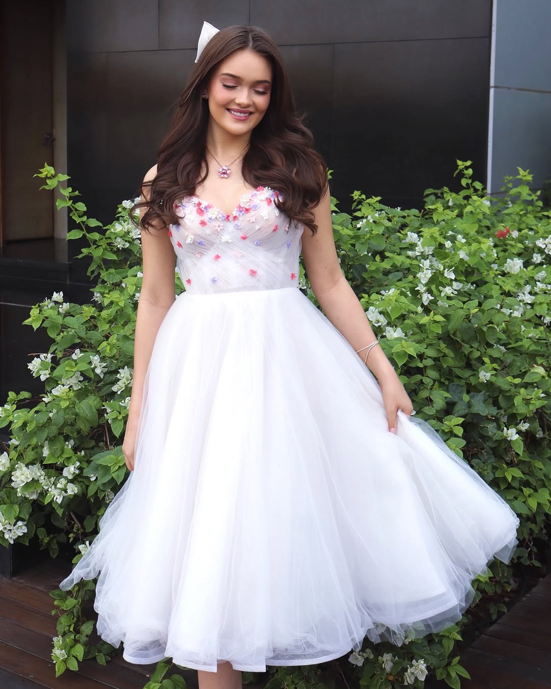 Trong những ngày ở Ấn Độ, Zoalize Jansen Van Rensburg duy trì phong độ thời trang ổn định với những bộ váy áo ngọt ngào, thanh lịch. Cô ưa chuộng các bộ váy bồng bềnh với họa tiết hoa đính kết cầu kỳ, mang lại vẻ duyên dáng, trong trẻo.