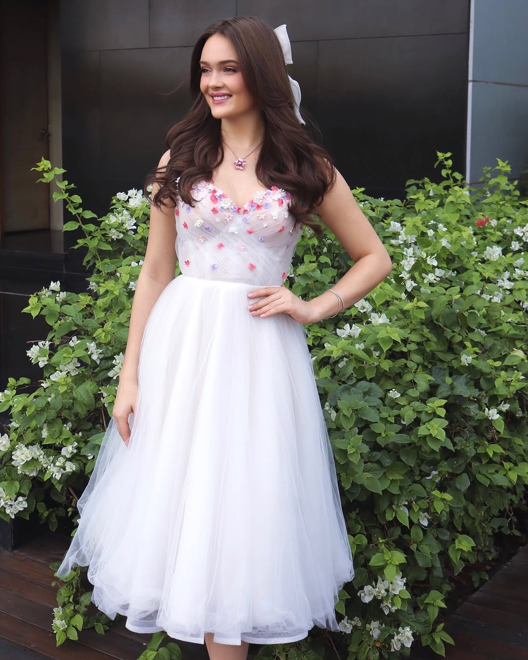 Trong những ngày ở Ấn Độ, Zoalize Jansen Van Rensburg duy trì phong độ thời trang ổn định với những bộ váy áo ngọt ngào, thanh lịch. Cô ưa chuộng các bộ váy bồng bềnh với họa tiết hoa đính kết cầu kỳ, mang lại vẻ duyên dáng, trong trẻo.