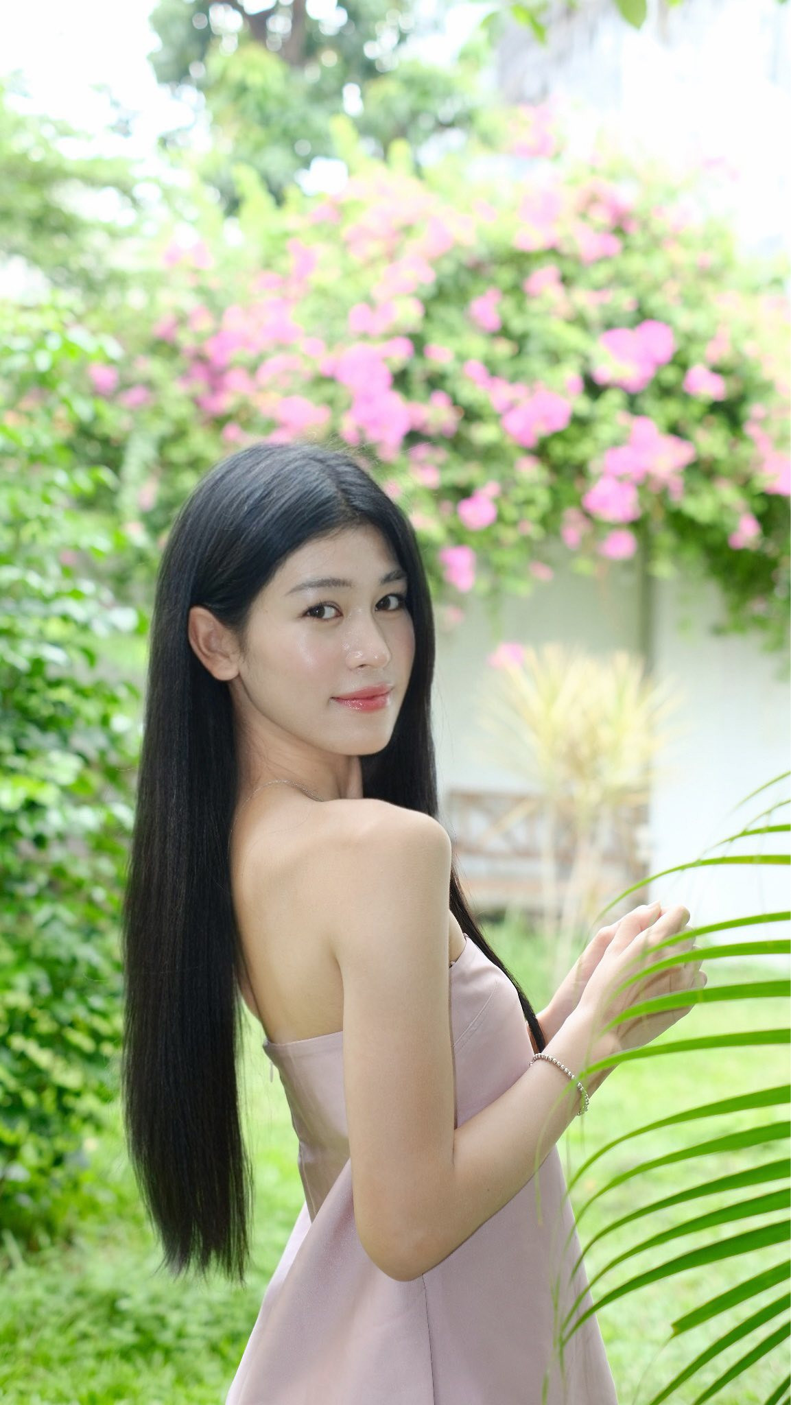 Vào tháng 6 tới, Thanh Thảo cùng 24 cô gái có mặt ở TP Huế để tham dự vòng chung kết toàn quốc Hoa hậu Việt Nam 2024. &quot;Đến với cuộc thi Hoa hậu Việt Nam, tôi đã bước ra khỏi vùng an toàn của mình. Cho dù đi tiếp hay không, tôi vẫn tiếp tục hành trình trau dồi bản thân&quot;, Thanh Thảo chia sẻ.