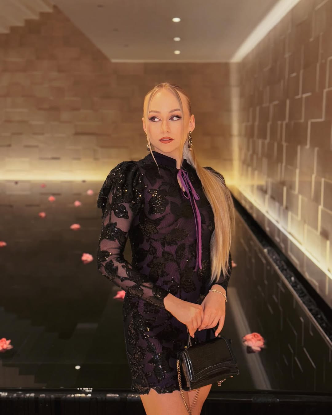 Eliise Randmaa năm nay 24 tuổi, cao 1,74 m, tốt nghiệp ngành công nghệ thông tin và hiện là kỹ sư phần mềm.