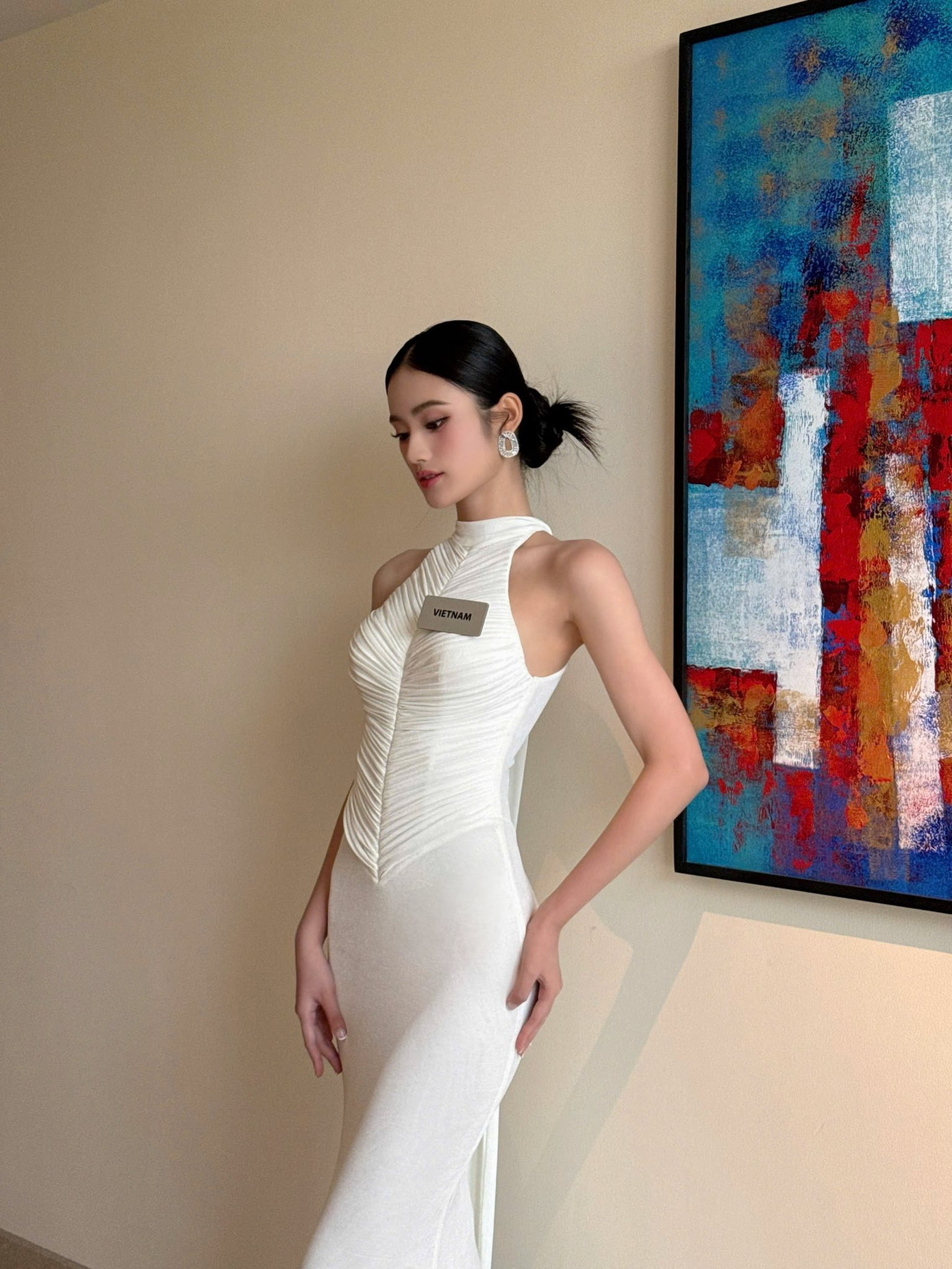 Trước đó, Ý Nhi mang theo hơn 160 kg hành lý, bao gồm 30 bộ trang phục đến từ các nhà thiết kế. Tất cả đều được cô cùng ê-kíp lựa chọn và chuẩn bị kỹ lưỡng nhằm đảm bảo Ý Nhi xuất hiện phù hợp với các hoạt động xuyên suốt cuộc thi.