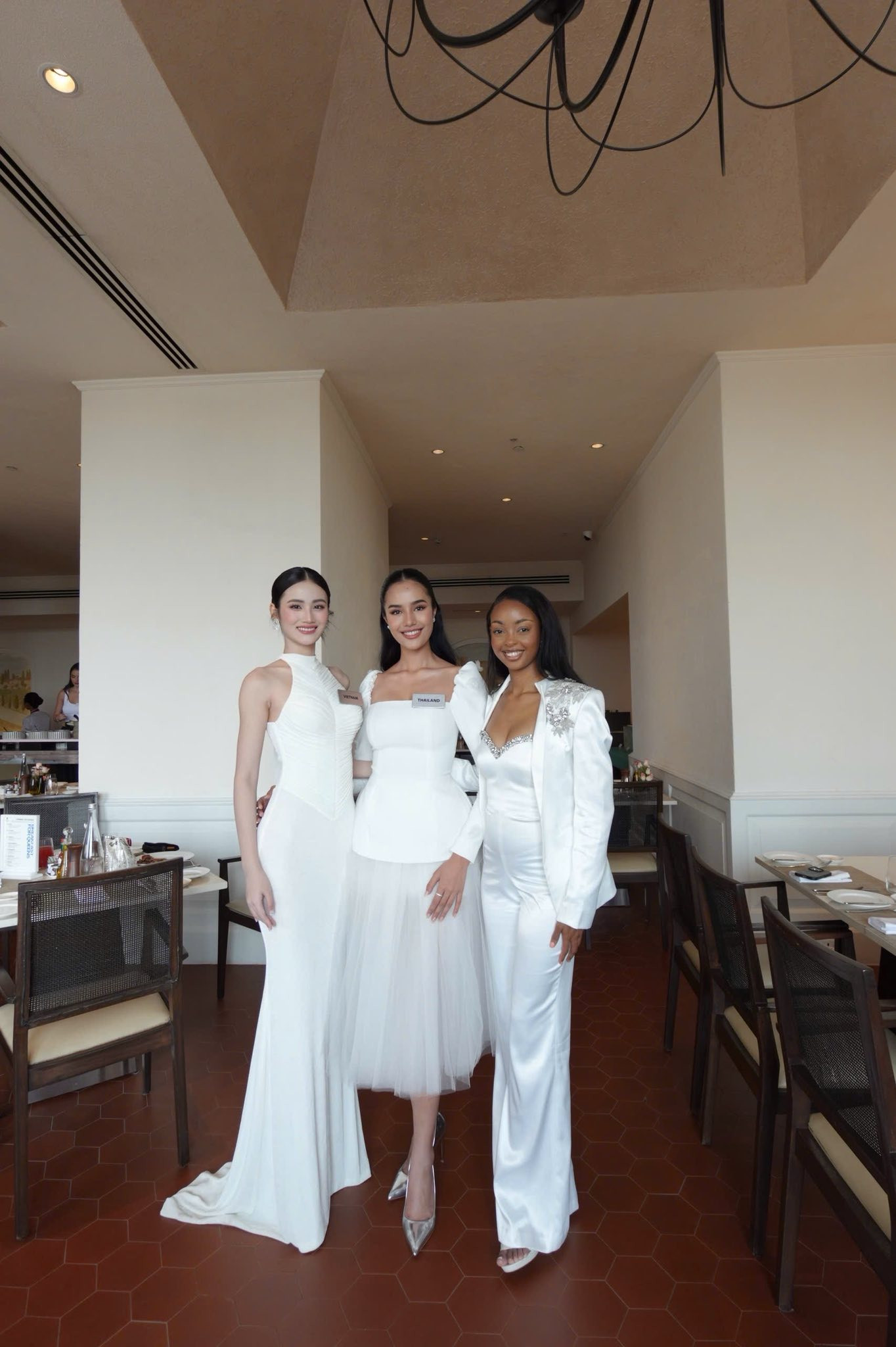 Người đẹp ưa chuộng các thiết kế có tông màu đơn sắc, nhã nhặn khi tham gia cuộc thi. Các thiết kế kiểu cổ yếm, trễ vai được Ý Nhi tận dụng triệt để để khoe vóc dáng thanh mảnh. Khi đọ sắc với các thí sinh, đại diện Việt Nam được nhận xét nổi bật.