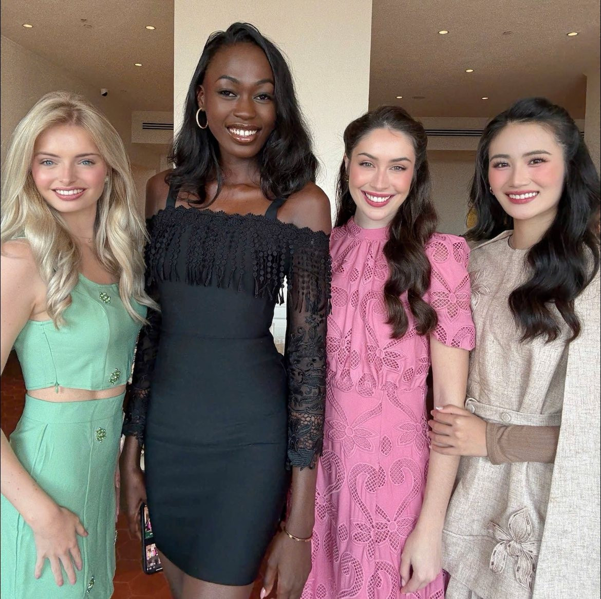 Fatoumata Coulibaly trên trang chủ Miss World (ảnh trái). Fatoumata Coulibaly (váy đen) chụp ảnh cùng đại diện Việt Nam - Ý Nhi tại Miss World (ảnh phải).