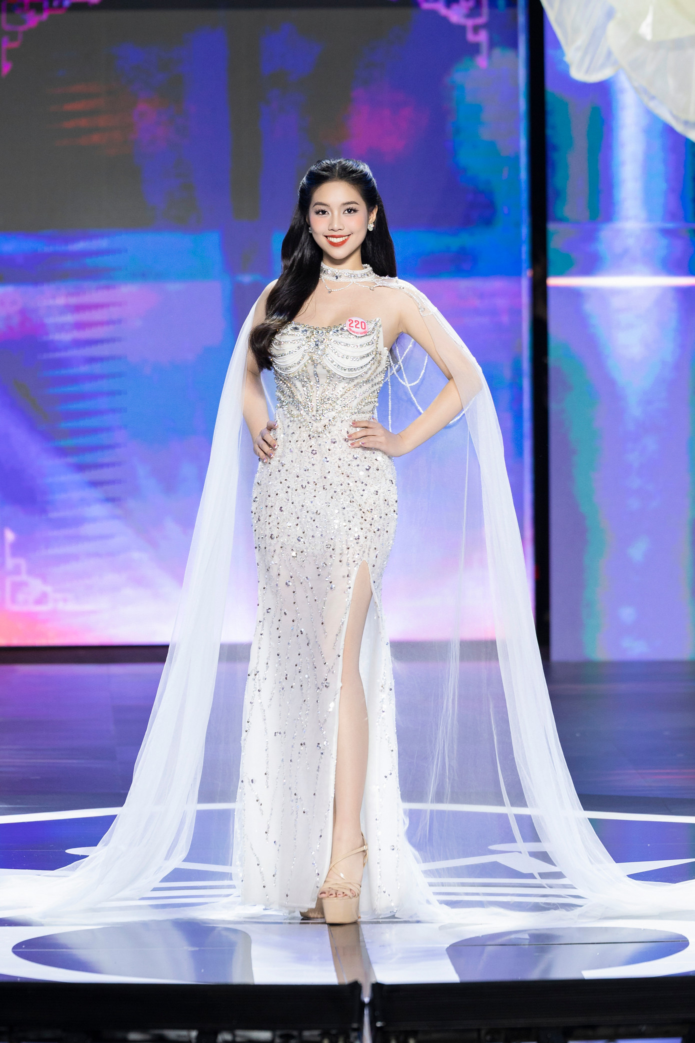 Thí sinh Trần Ngọc Châu Anh, SBD 220, sinh năm 2003, đến từ Thủ đô Hà Nội. Cô cao 1,7 m, nặng 51 kg, số đo ba vòng 86-60-90 cm. Châu Anh là Thiếu uý quân nhân chuyên nghiệp, hiện công tác tại Khoa Âm nhạc, Đại học Văn hóa Nghệ thuật Quân đội, đồng thời theo học chuyên ngành Piano tại Học viện Âm nhạc quốc gia Việt Nam.