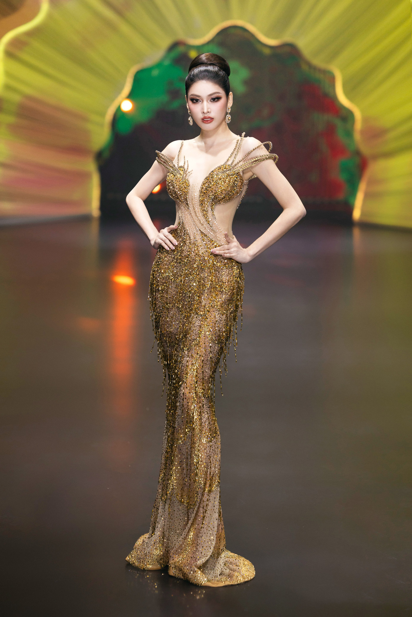 Trình diễn trong chương trình còn có Á hậu 2 Hoa hậu Việt Nam 2020 Ngọc Thảo. Cô khoác lên mình thiết kế bó sát, đính đá kiêu sa.