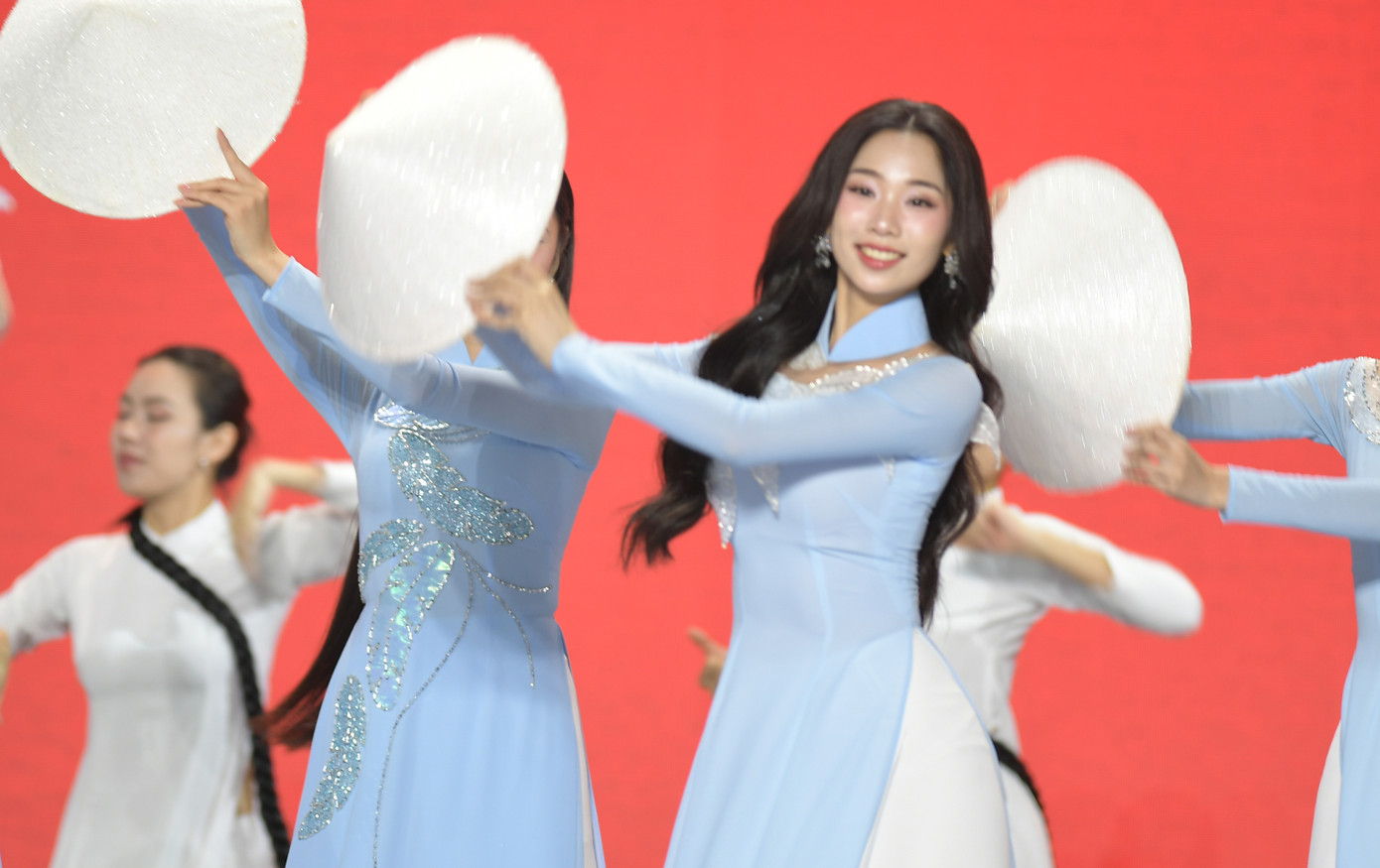 Sau một tháng tham dự vòng chung khảo Hoa hậu Việt Nam 2024 tại Hà Nội, Thùy Dương cùng 40 thí sinh bước vào đêm chung khảo tối 20/4. Cô mặc áo dài xanh, rạng rỡ trong phần đồng diễn mở màn chương trình.
