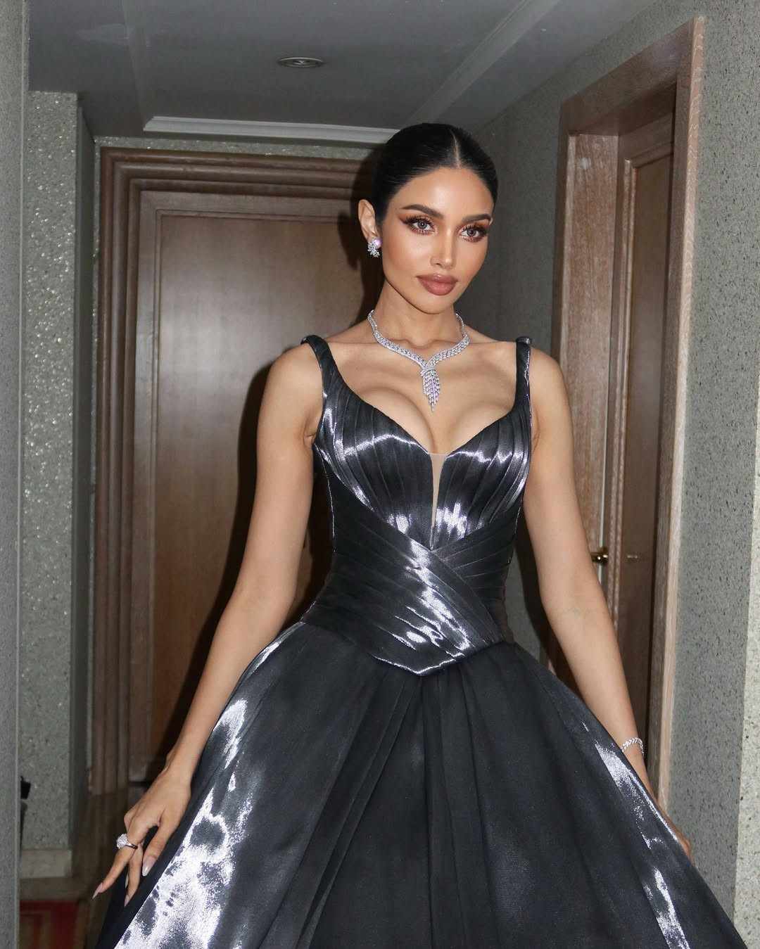 Veena Praveenar Singh được ê-kíp chuẩn bị ngoại hình chuyên nghiệp, lộng lẫy để xuất hiện trên thảm đỏ. Cô mặc bộ váy siết eo, chất liệu lụa bóng với tùng váy bồng bềnh. Màn xuất hiện của Veena Praveenar Singh trên thảm đỏ Cannes nhận được nhiều khen ngợi từ các fan sắc đẹp.