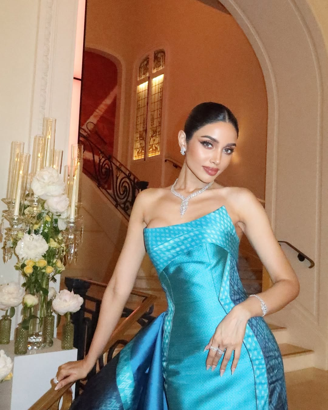 Veena Praveenar Singh mặc trang phục thiết kế từ lụa Thái tại một buổi tiệc nằm trong khuôn khổ Liên hoan phim Cannes. Thiết kế giúp cô khoe lưng thon quyến rũ.