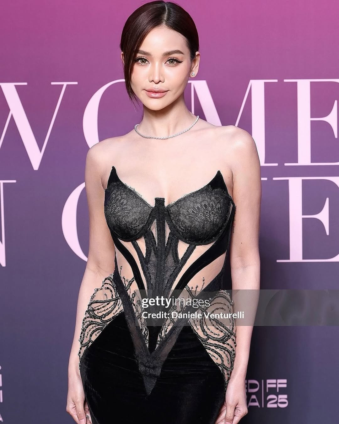 Engfa tiếp tục xuất hiện tại một buổi tiệc nằm trong khuôn khổ liên hoan phim. Cô diện bộ váy đen cúp ngực khoe vóc dáng quyến rũ. Tại buổi tiệc, Engfa có cơ hội gặp gỡ, chụp ảnh với người mẫu nội y Alessandra Ambrosio và nữ diễn viên Jessica Alba cùng nhiều ngôi sao quốc tế.