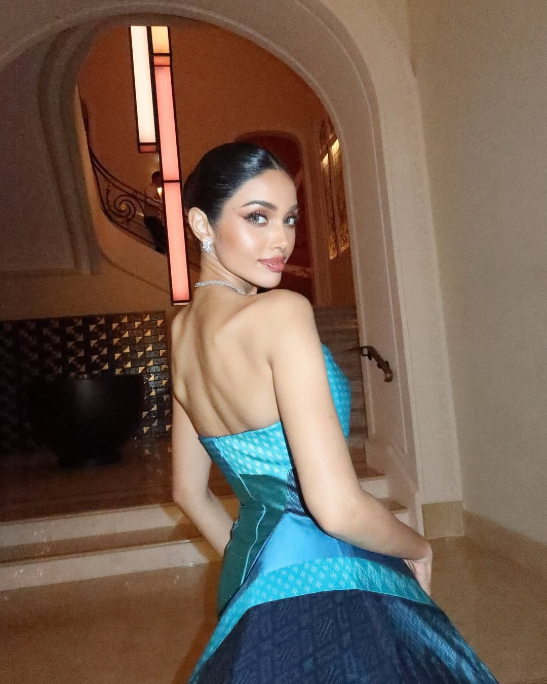 Veena Praveenar Singh mặc trang phục thiết kế từ lụa Thái tại một buổi tiệc nằm trong khuôn khổ Liên hoan phim Cannes. Thiết kế giúp cô khoe lưng thon quyến rũ.