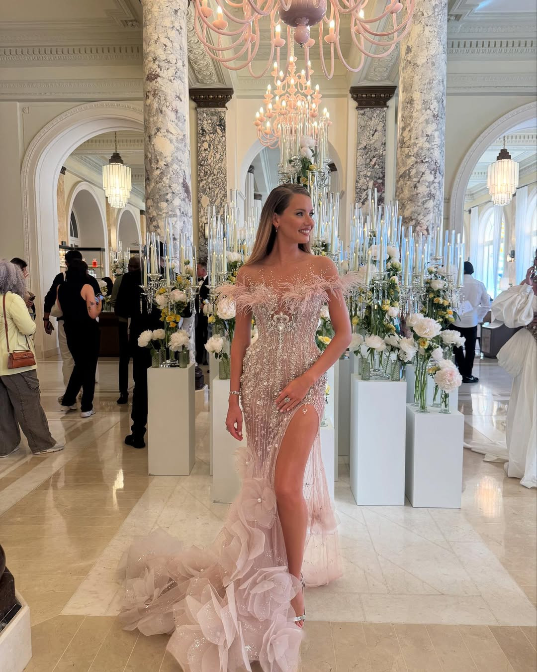 Amandine Petit - Hoa hậu Pháp 2021 - khoe dáng trên thảm đỏ ra mắt bộ phim Nhiệm vụ bất khả thi của tài tử Tom Cruise. Cô diện váy dạ hội từ nhà thiết kế Việt, với điểm nhấn là phần lông vũ sang trọng.