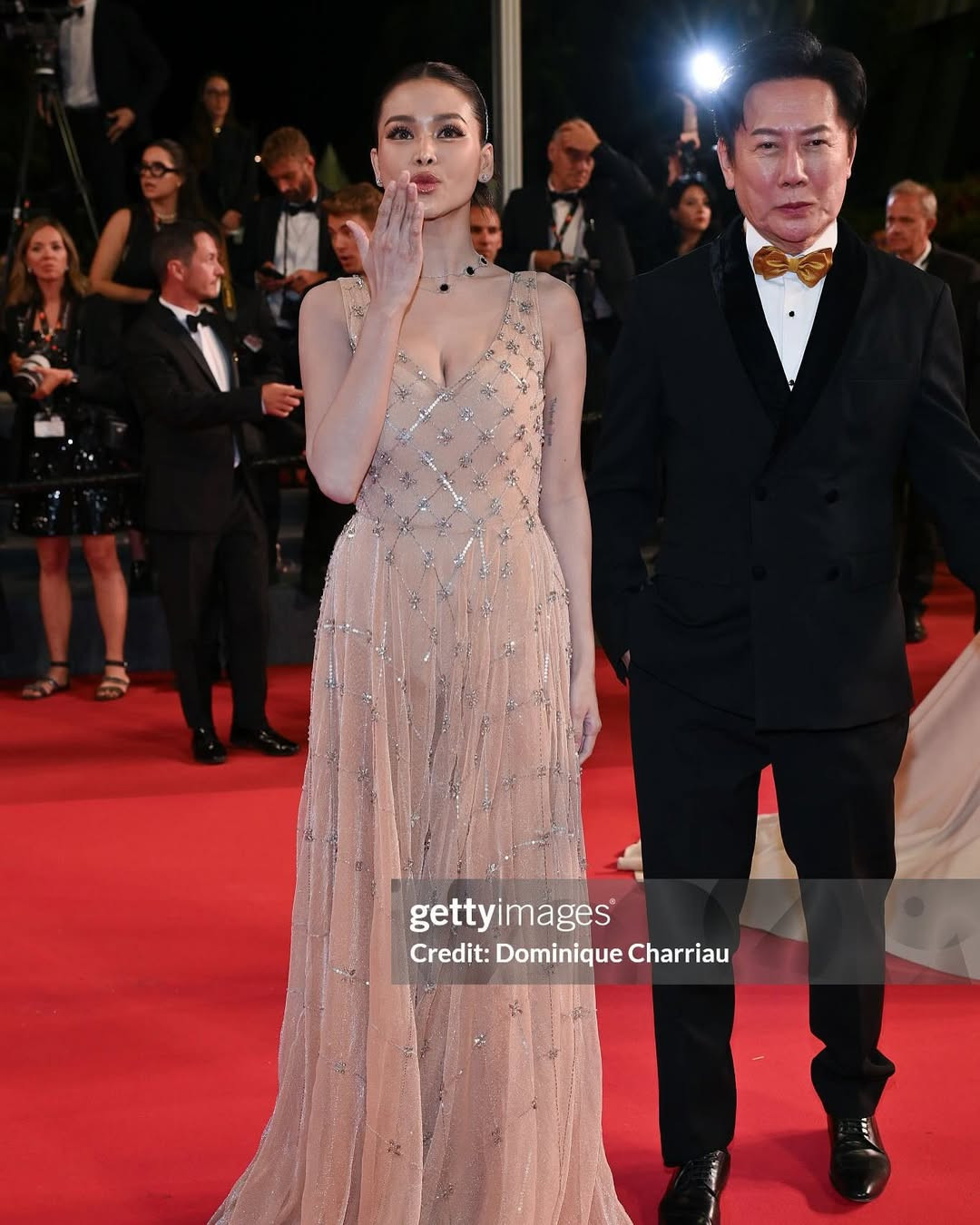 Hôm 14/5, Hoa hậu Hòa bình Thái Lan 2022 Engfa Waraha và ông Nawat - Chủ tịch Miss Grand International - xuất hiện trên thảm đỏ Liên hoan phim Cannes 2025. Cả hai diện trang phục sang trọng, thanh lịch trên thảm đỏ.