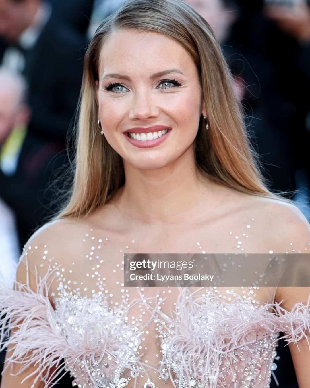 Amandine Petit - Hoa hậu Pháp 2021 - khoe dáng trên thảm đỏ ra mắt bộ phim Nhiệm vụ bất khả thi của tài tử Tom Cruise. Cô diện váy dạ hội từ nhà thiết kế Việt, với điểm nhấn là phần lông vũ sang trọng.