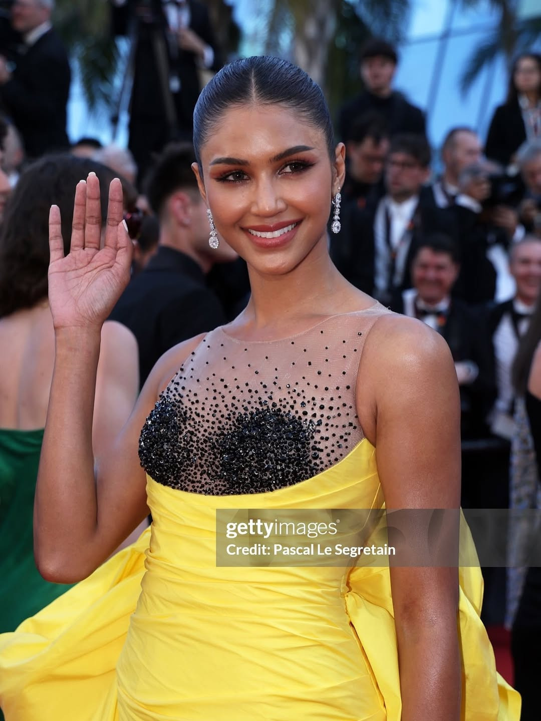 Người đẹp Praewwanich Ruangthong - Á hậu 1 Hoa hậu Siêu quốc gia 2022 - nổi bật trên thảm đỏ Liên hoan phim Cannes với thiết kế tông màu vàng rực rỡ, phần thân trên đính kết trên nền vải xuyên thấu. Điểm nhấn của trang phục là chiếc nơ có kích thước lớn ở phía sau.