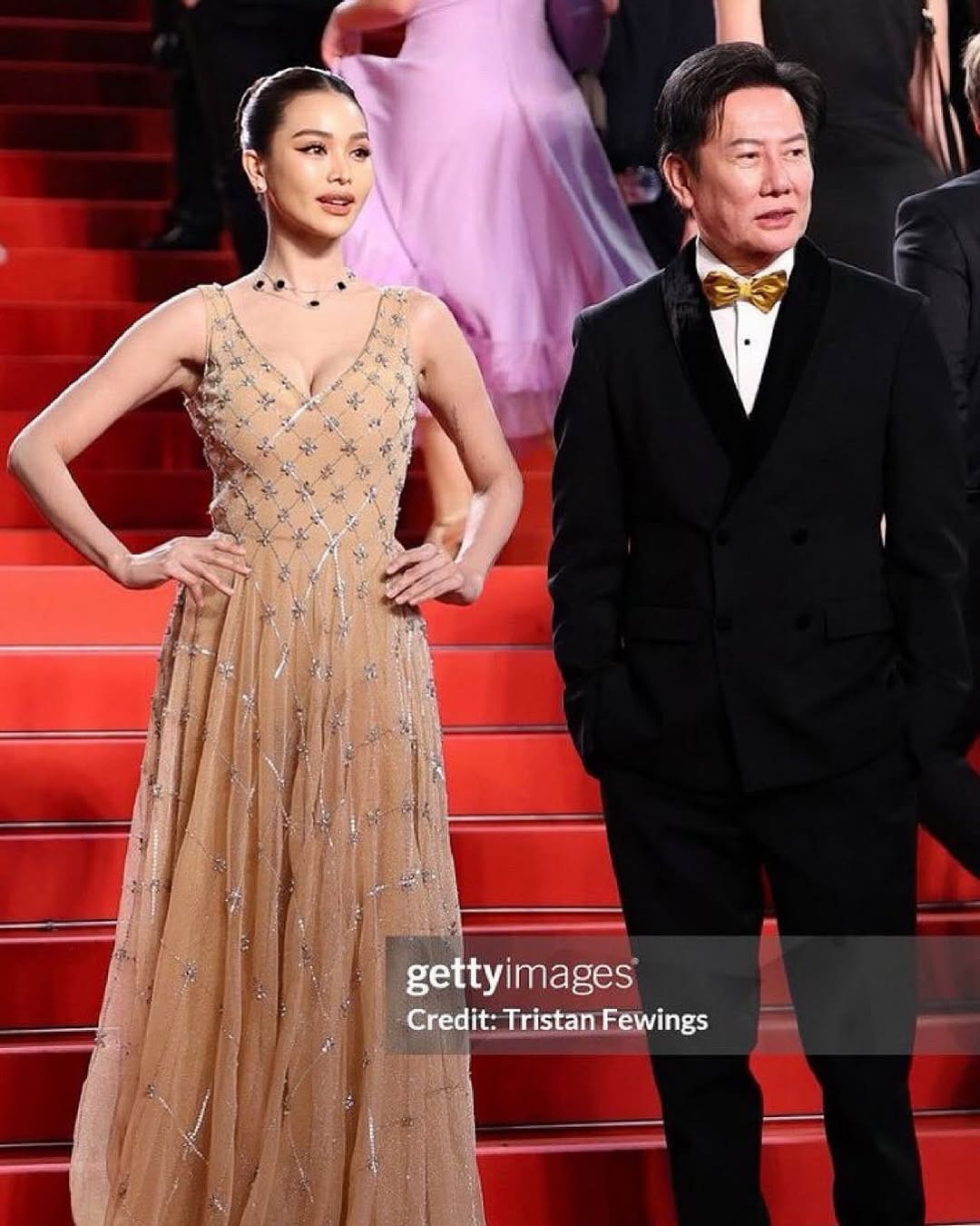 Hôm 14/5, Hoa hậu Hòa bình Thái Lan 2022 Engfa Waraha và ông Nawat - Chủ tịch Miss Grand International - xuất hiện trên thảm đỏ Liên hoan phim Cannes 2025. Cả hai diện trang phục sang trọng, thanh lịch trên thảm đỏ.