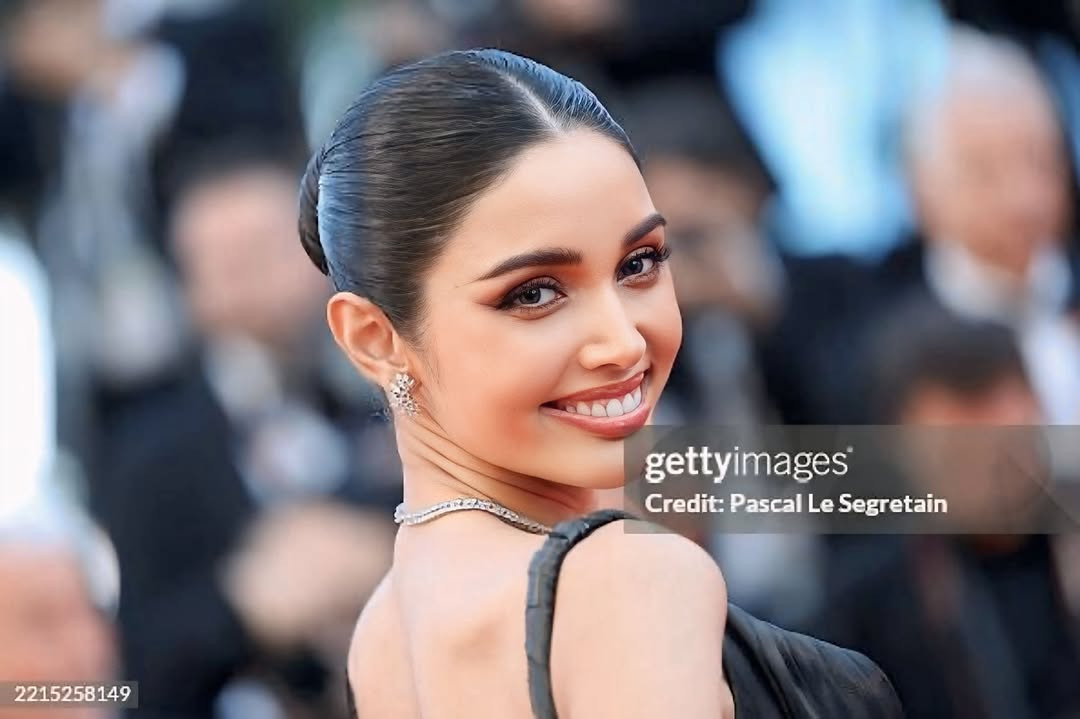 Ngoài Engfa Waraha, nhiều hoa hậu Thái Lan cũng xuất hiện ở Liên hoan phim Cannes 2025. Veena Praveenar Singh - thí sinh sáng giá của Hoa hậu Hoàn vũ Thái Lan 2025 - xuất hiện lộng lẫy trên thảm đỏ. Cô vừa đăng quang cuộc thi cấp tỉnh Hoa hậu Hoàn vũ Saraburi 2025 và được dự đoán nhiều khả năng đăng quang Hoa hậu Hoàn vũ Thái Lan năm nay.