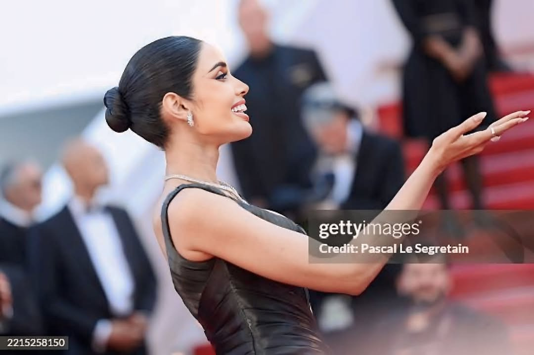 Ngoài Engfa Waraha, nhiều hoa hậu Thái Lan cũng xuất hiện ở Liên hoan phim Cannes 2025. Veena Praveenar Singh - thí sinh sáng giá của Hoa hậu Hoàn vũ Thái Lan 2025 - xuất hiện lộng lẫy trên thảm đỏ. Cô vừa đăng quang cuộc thi cấp tỉnh Hoa hậu Hoàn vũ Saraburi 2025 và được dự đoán nhiều khả năng đăng quang Hoa hậu Hoàn vũ Thái Lan năm nay.