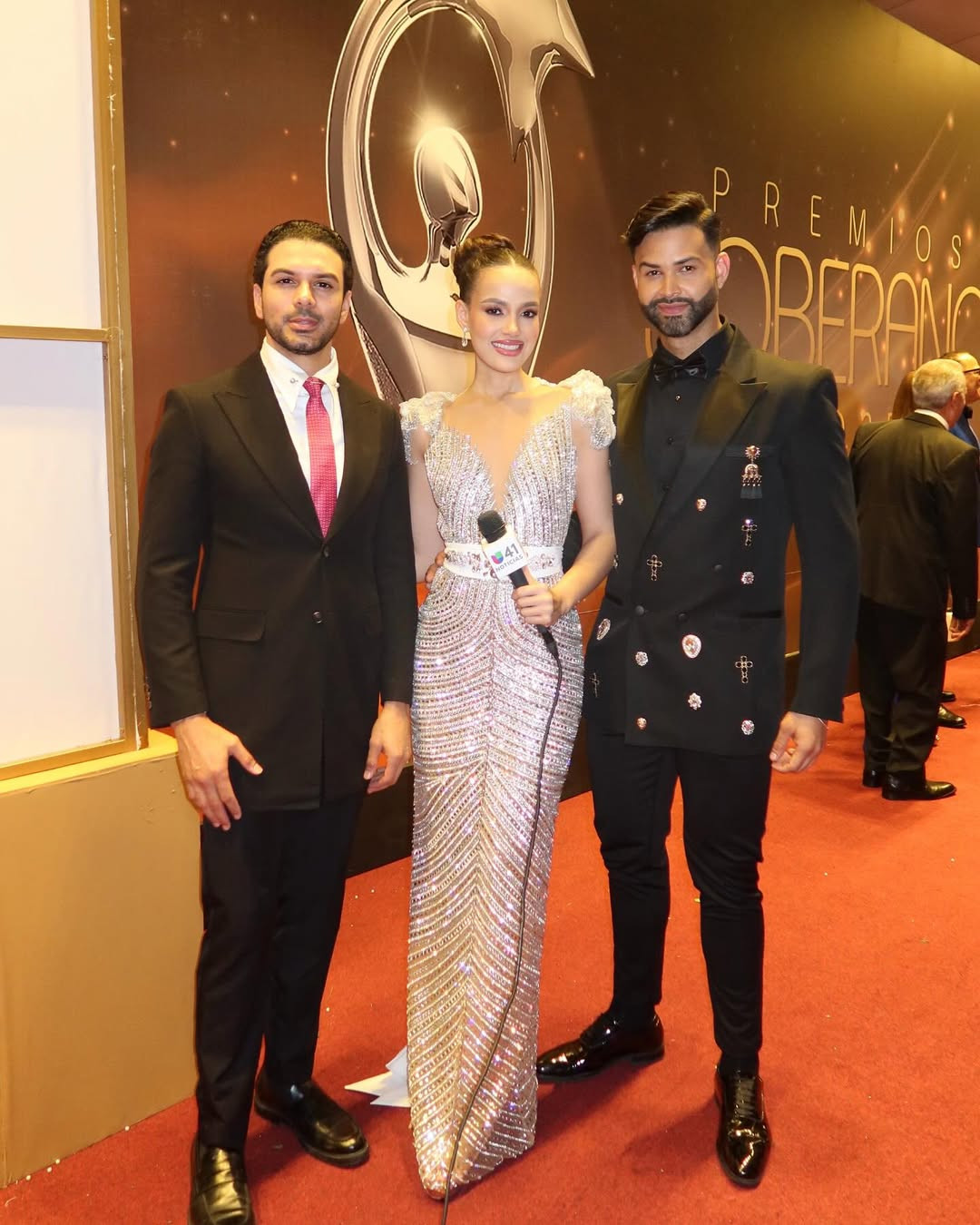 Cô còn làm phóng viên cho kênh Univision và là giám đốc điều hành, kiêm nhà sáng lập của một học viện đào tạo người mẫu ở quê nhà.