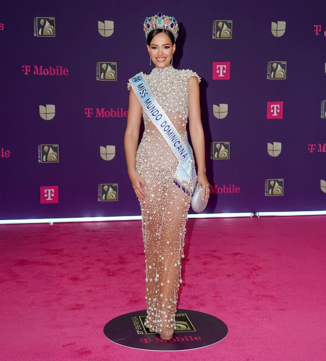 Mayra là người mẫu với hơn chín năm kinh nghiệm. Cô đã trình diễn trên các sàn diễn quốc gia và quốc tế.