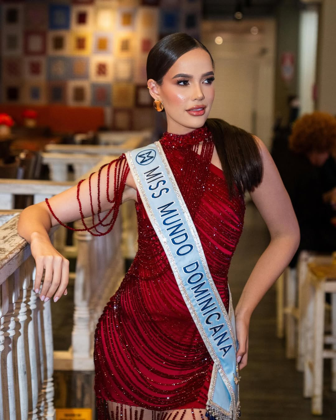 Mayra đã lấy bằng cử nhân Quản trị và Quản lý Kinh doanh. Cô tiếp tục học lên cao với các chứng chỉ từ trường Kinh doanh Harvard, trường Quản lý Barna và Đại học Wilkes.